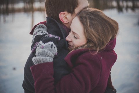5 Cara Menumbuhkan Keintiman Emosional dengan Pasangan